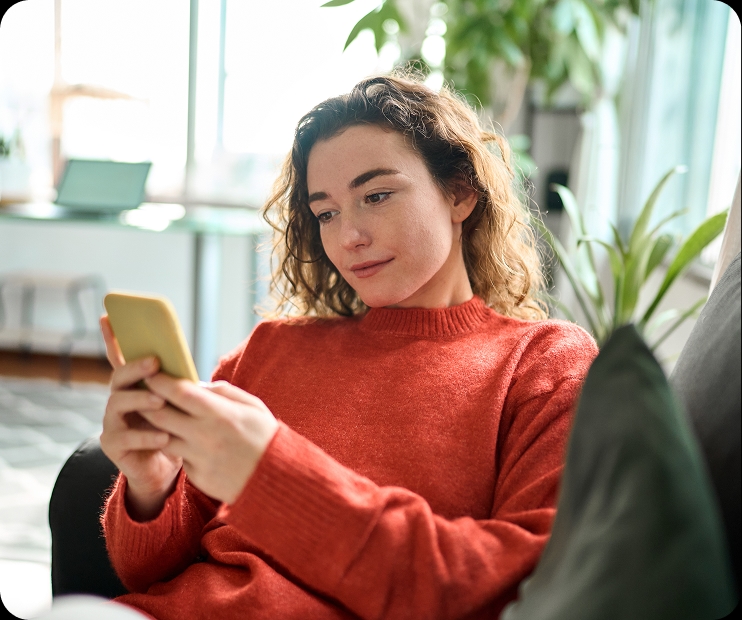 Mujer utilizando su teléfono móvil